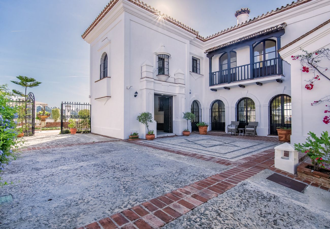 Villa in Marbella - 18024