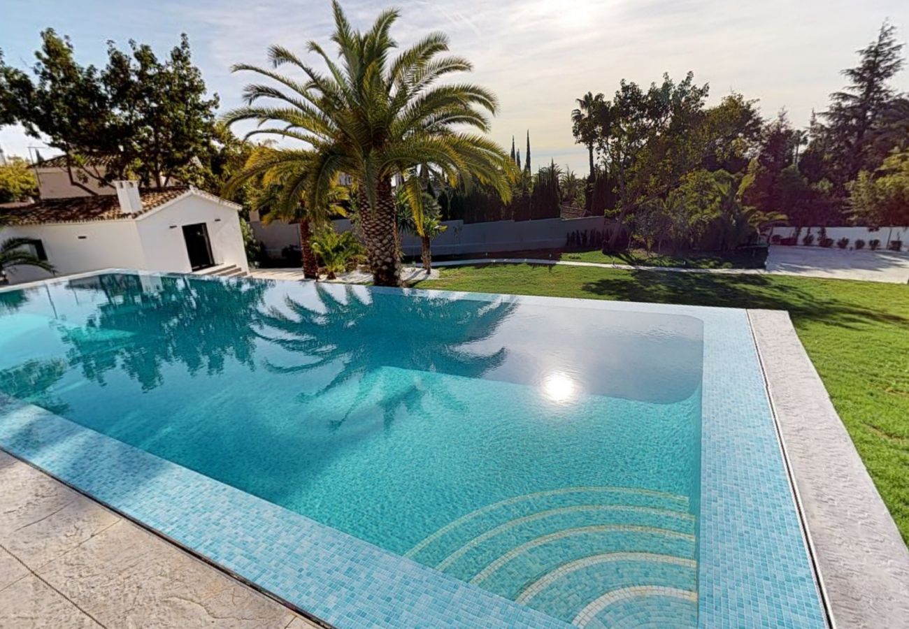 Villa in Marbella - 19999- Luxuriöse und modernisierte Villa mit Infinity-Pool!