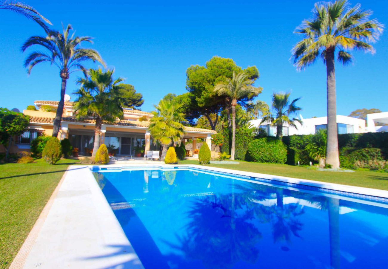 Villa in Estepona - Luxuriöse Villa am Strand in El Paraiso mit privatem Pool