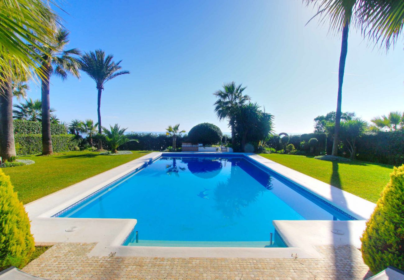 Villa in Estepona - Luxuriöse Villa am Strand in El Paraiso mit privatem Pool