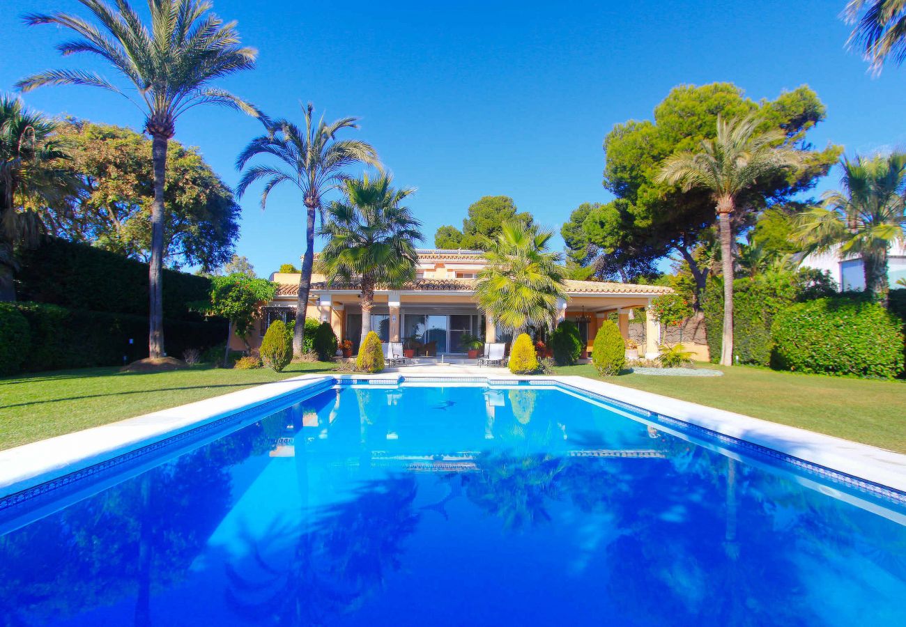 Villa in Estepona - Luxuriöse Villa am Strand in El Paraiso mit privatem Pool