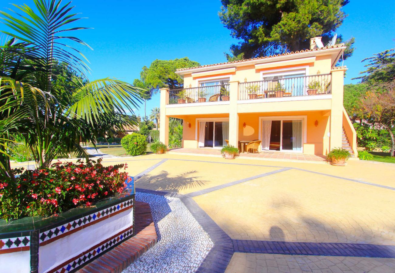 Villa in Estepona - Luxuriöse Villa am Strand in El Paraiso mit privatem Pool