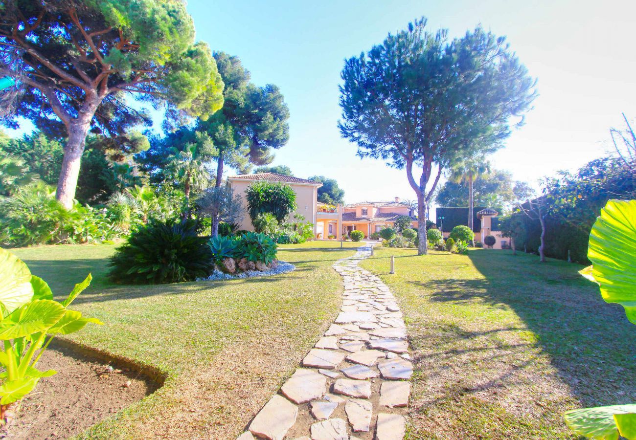 Villa in Estepona - Luxuriöse Villa am Strand in El Paraiso mit privatem Pool