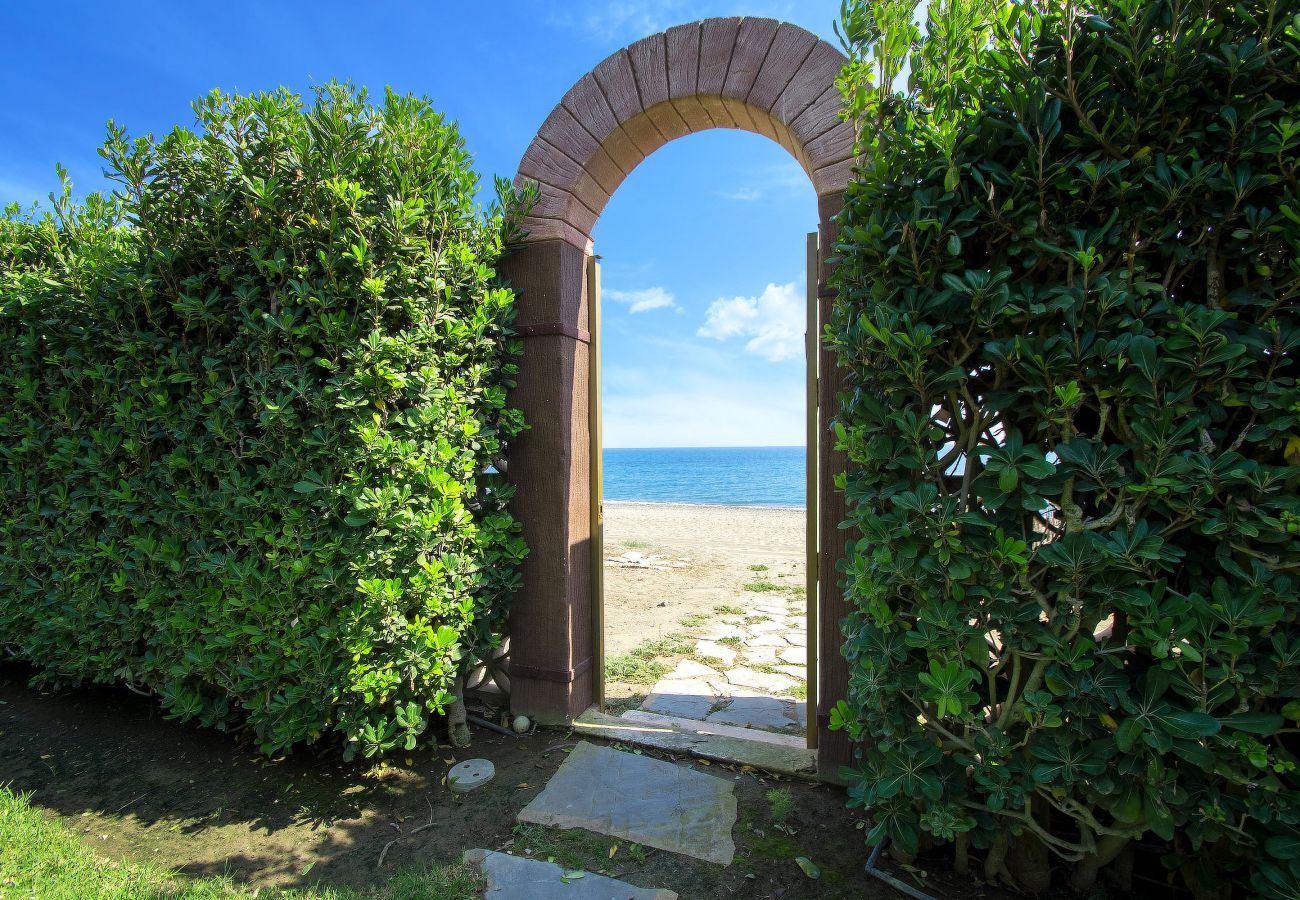 Villa in Estepona - Luxuriöse Villa am Strand in El Paraiso mit privatem Pool