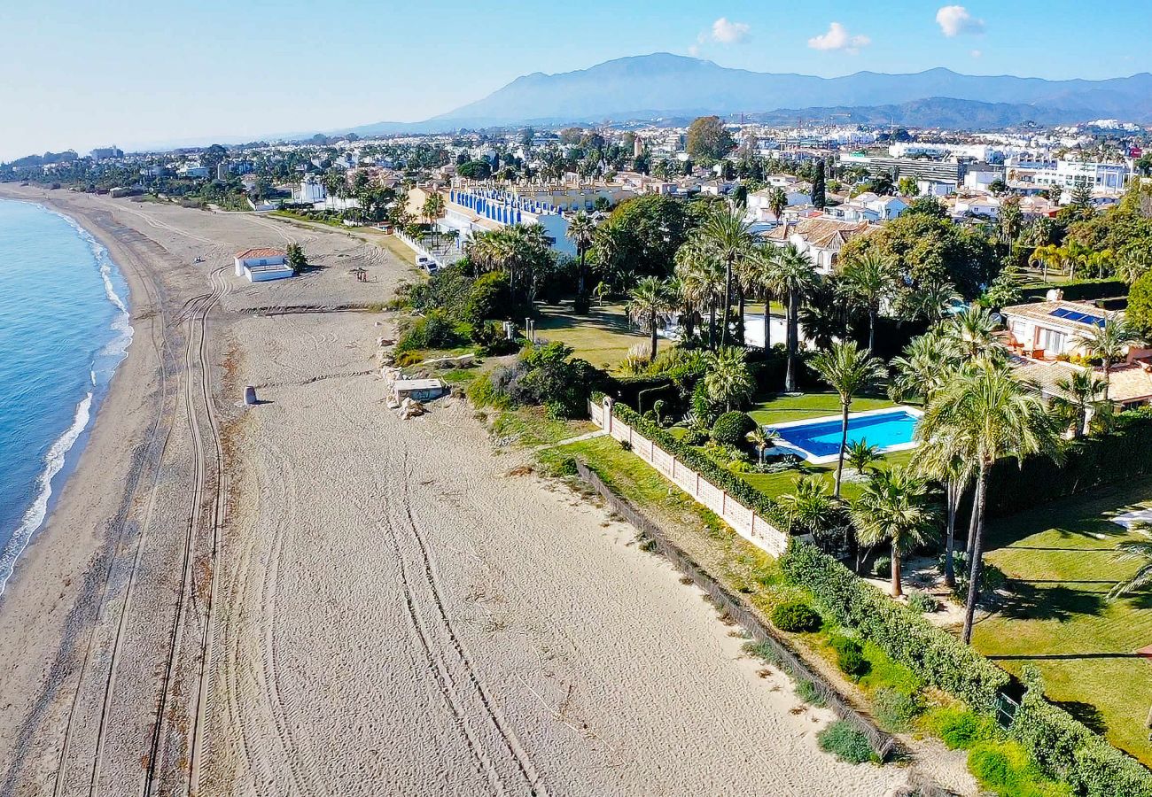 Villa in Estepona - Luxuriöse Villa am Strand in El Paraiso mit privatem Pool