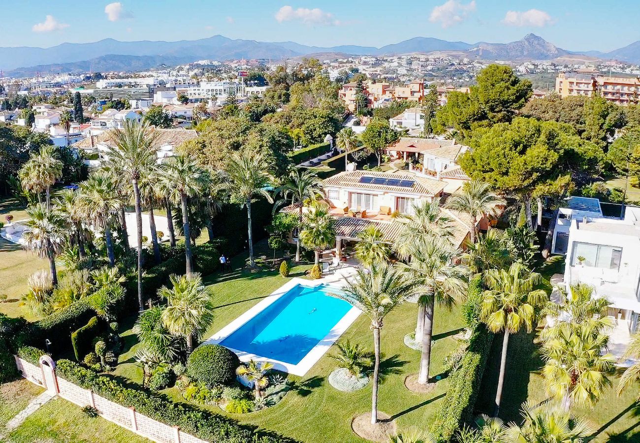 Villa in Estepona - Luxuriöse Villa am Strand in El Paraiso mit privatem Pool