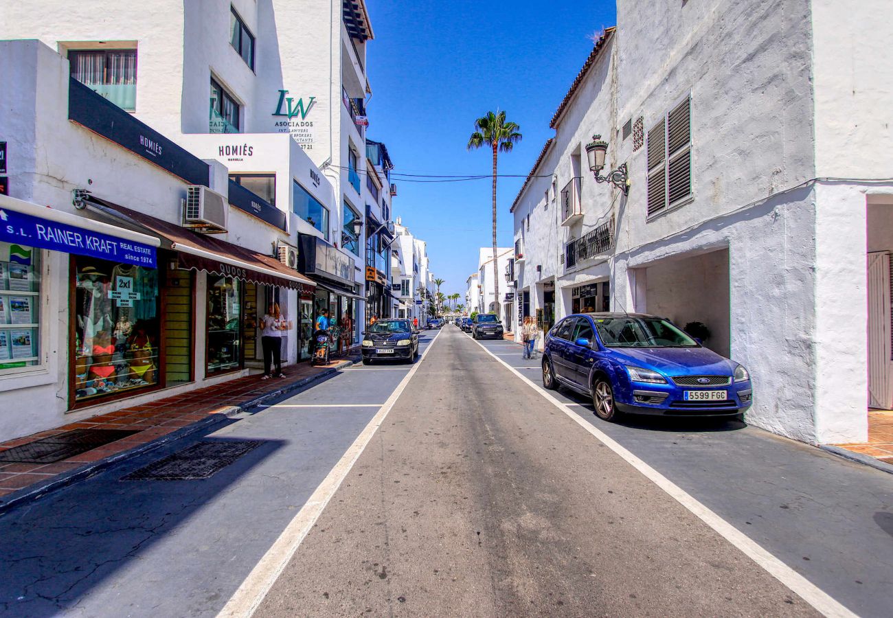 Ferienwohnung in Marbella - Atemberaubendes Apartment in Puerto Banús mit Hafenblick