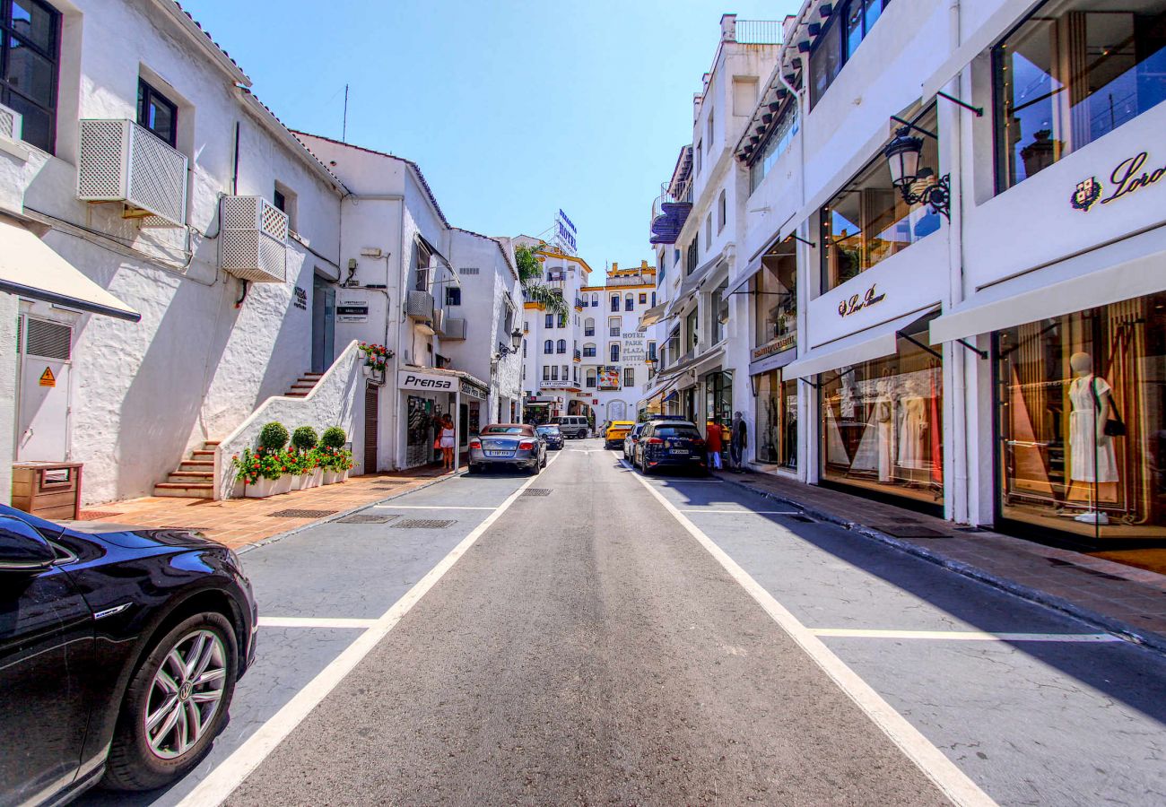 Ferienwohnung in Marbella - Atemberaubendes Apartment in Puerto Banús mit Hafenblick