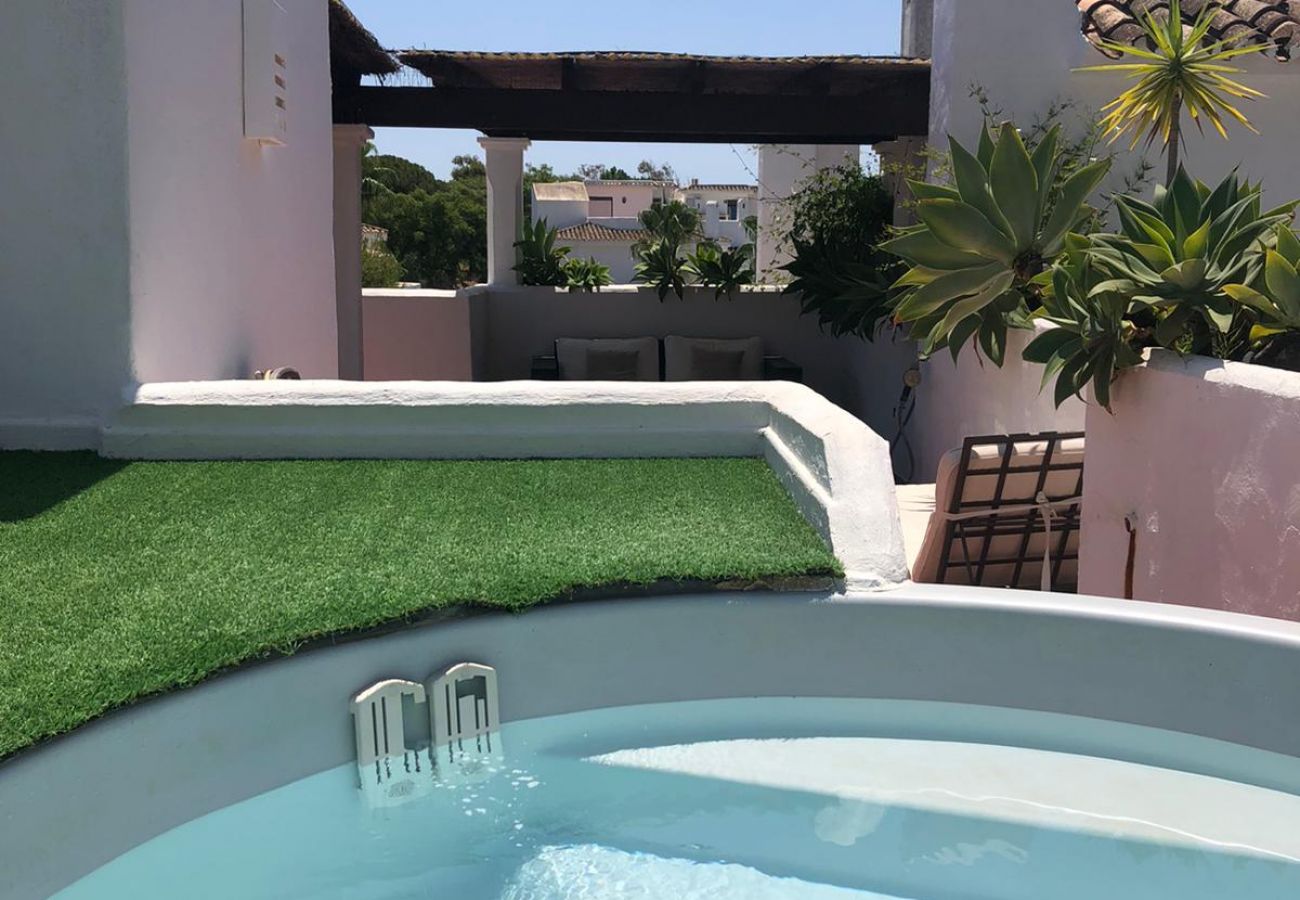 Ferienwohnung in Marbella - Luxuriöses Penthouse am Strand mit Whirlpool