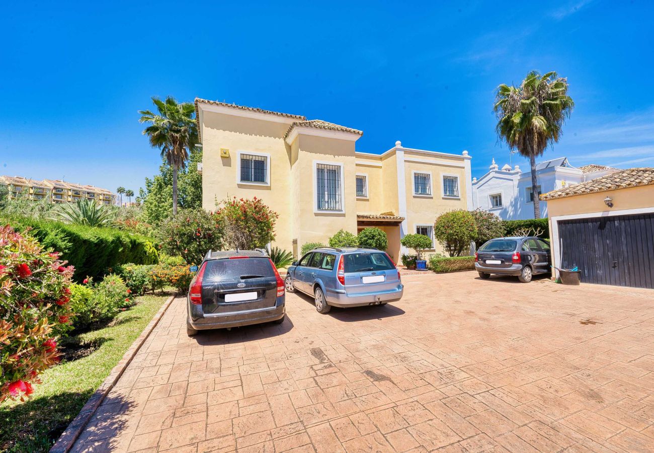 Villa in Estepona - Luxuriöse Familienvilla mit beheiztem Pool