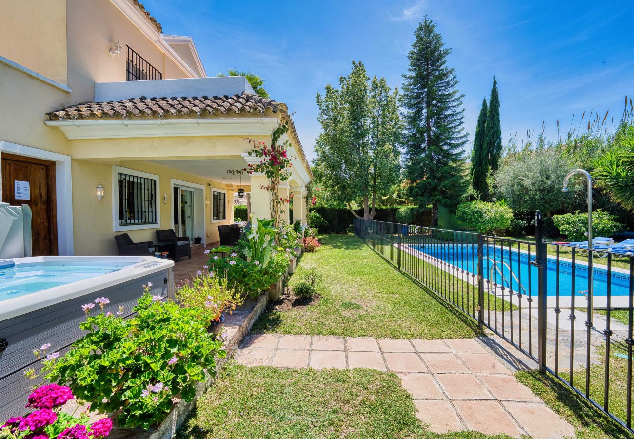 Villa in Estepona - Luxuriöse Familienvilla mit beheiztem Pool