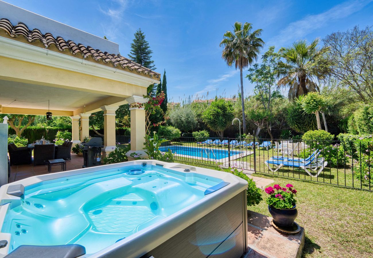 Villa in Estepona - Luxuriöse Familienvilla mit beheiztem Pool