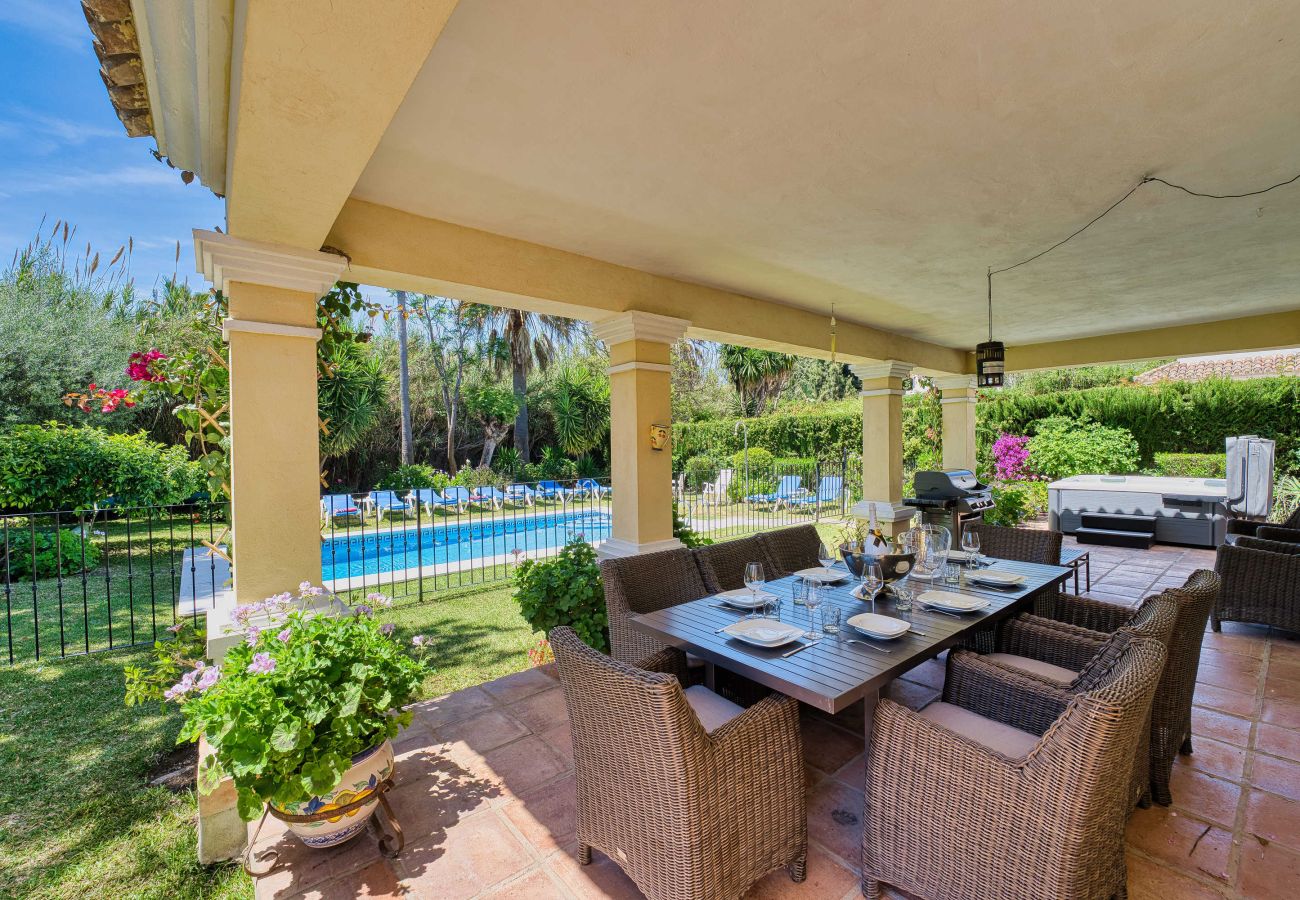 Villa in Estepona - Luxuriöse Familienvilla mit beheiztem Pool