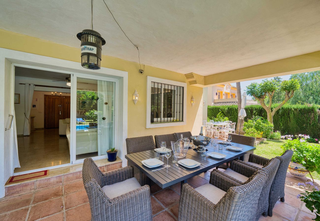 Villa in Estepona - Luxuriöse Familienvilla mit beheiztem Pool