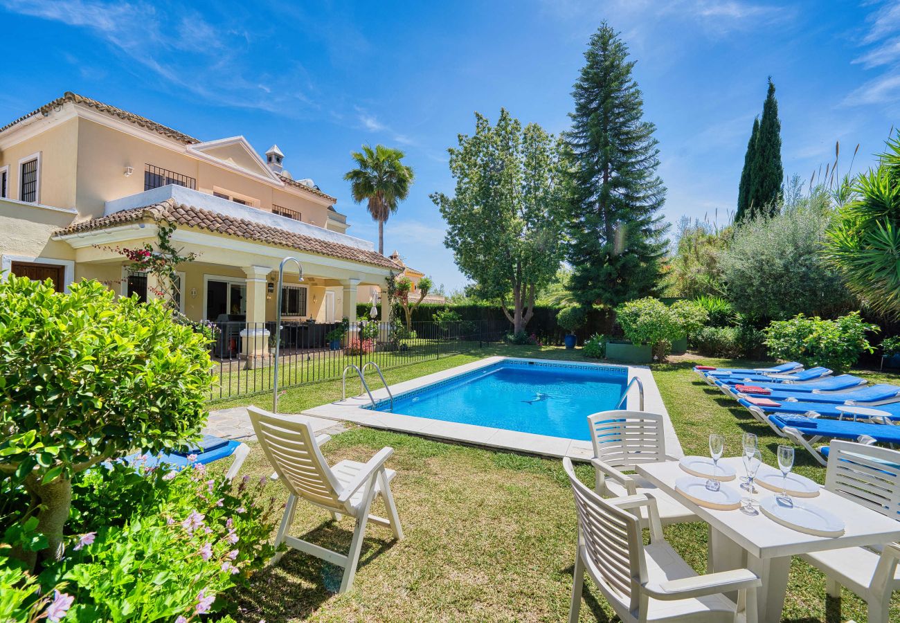 Villa in Estepona - Luxuriöse Familienvilla mit beheiztem Pool