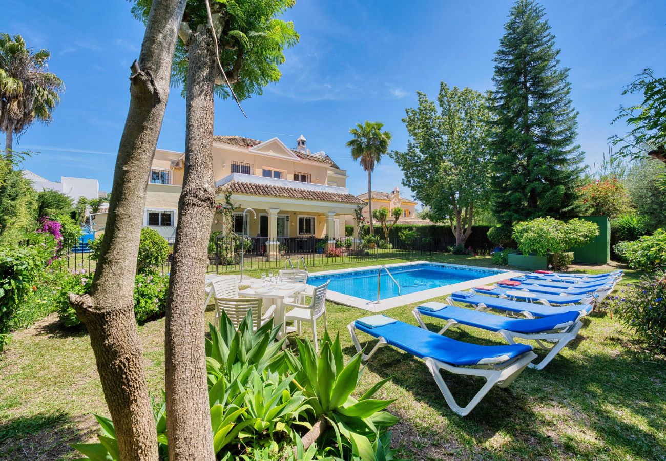 Villa in Estepona - Luxuriöse Familienvilla mit beheiztem Pool