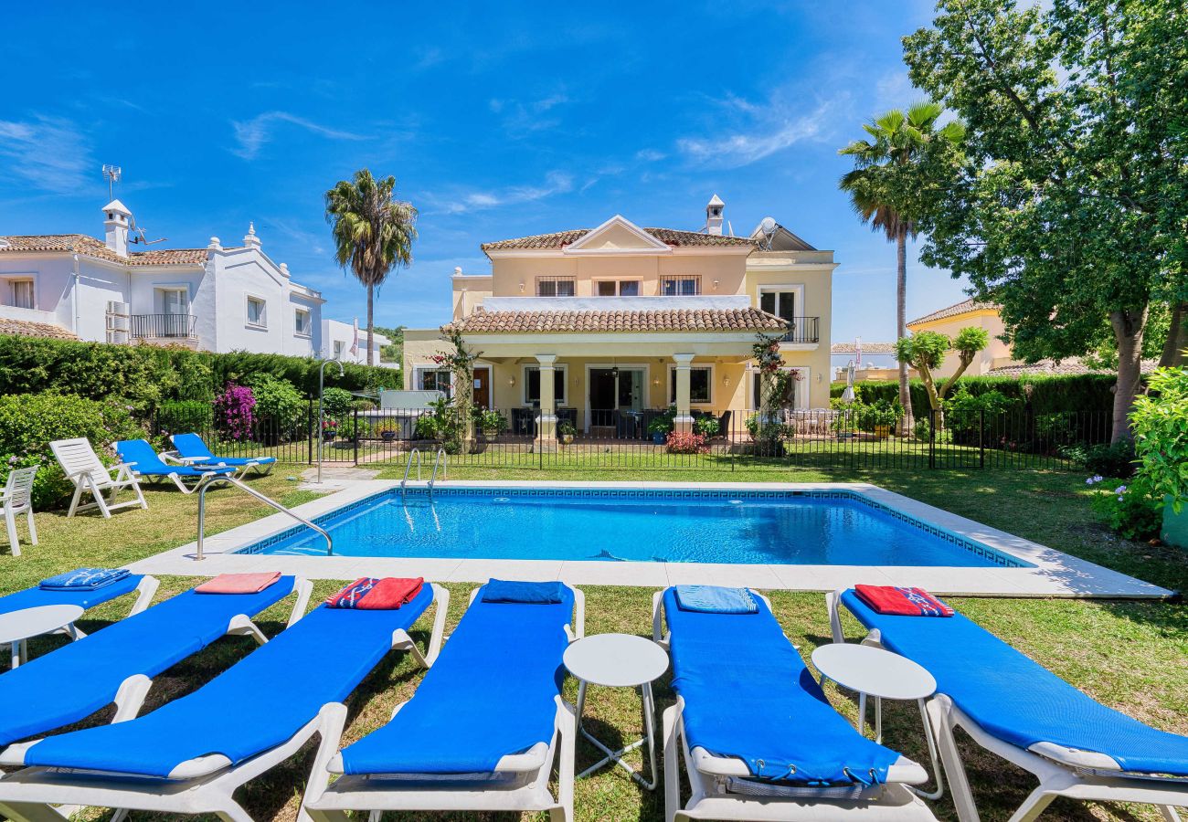 Villa in Estepona - Luxuriöse Familienvilla mit beheiztem Pool