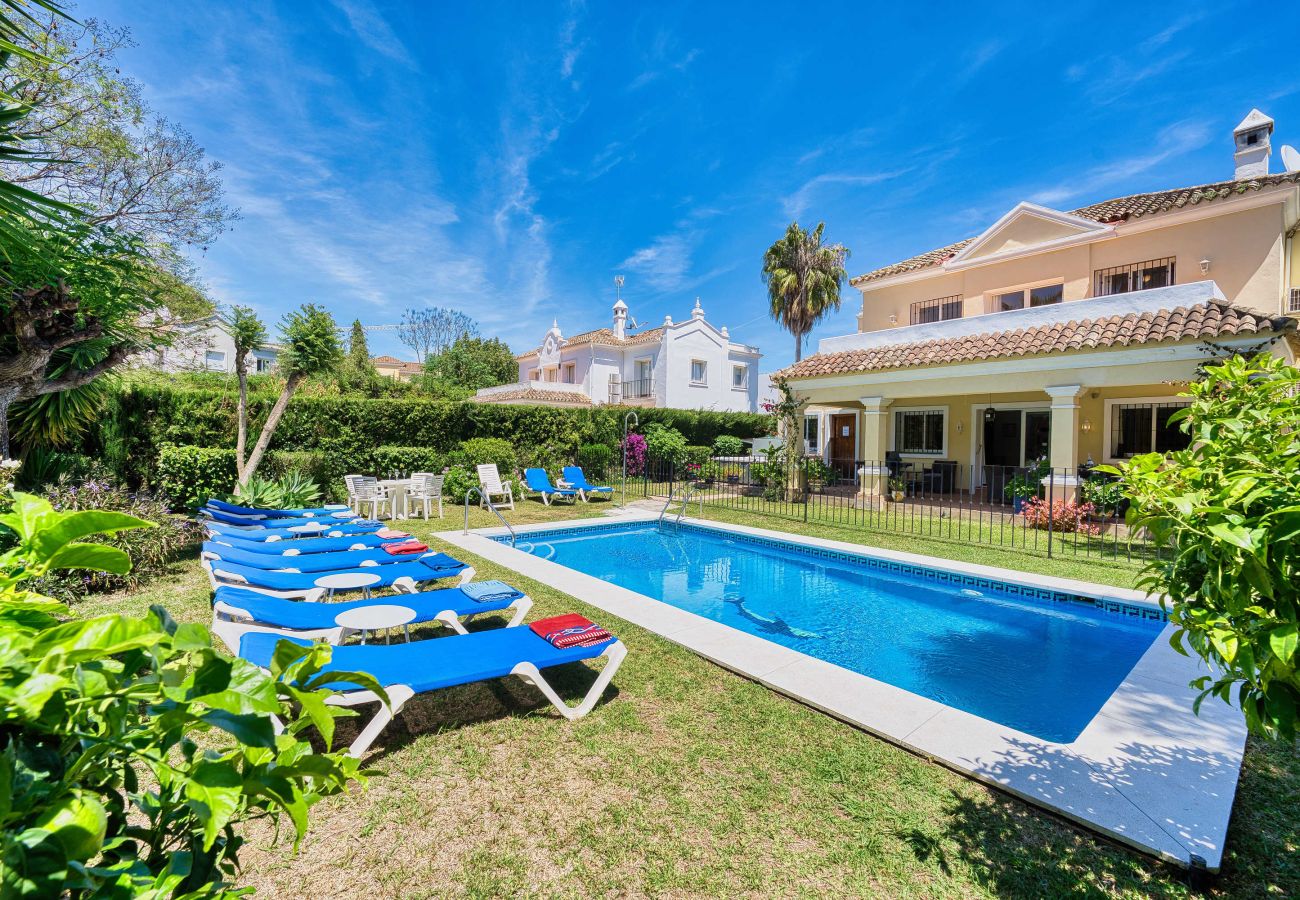 Villa in Estepona - Luxuriöse Familienvilla mit beheiztem Pool