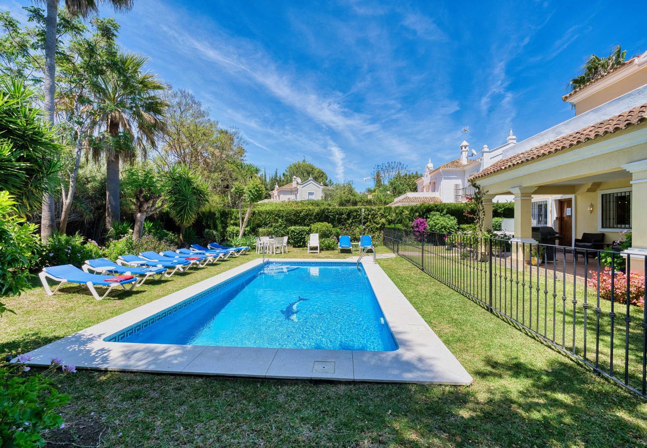 Villa in Estepona - Luxuriöse Familienvilla mit beheiztem Pool