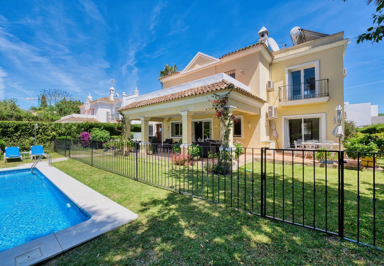 Villa in Estepona - Luxuriöse Familienvilla mit beheiztem Pool