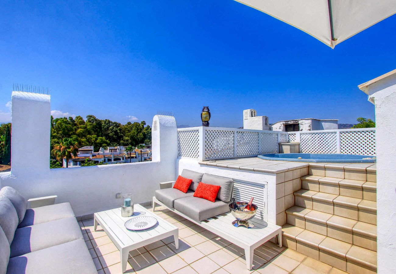 Ferienwohnung in Marbella - Luxuriöses Familien-Penthouse mit Whirlpool auf der Dachterrasse