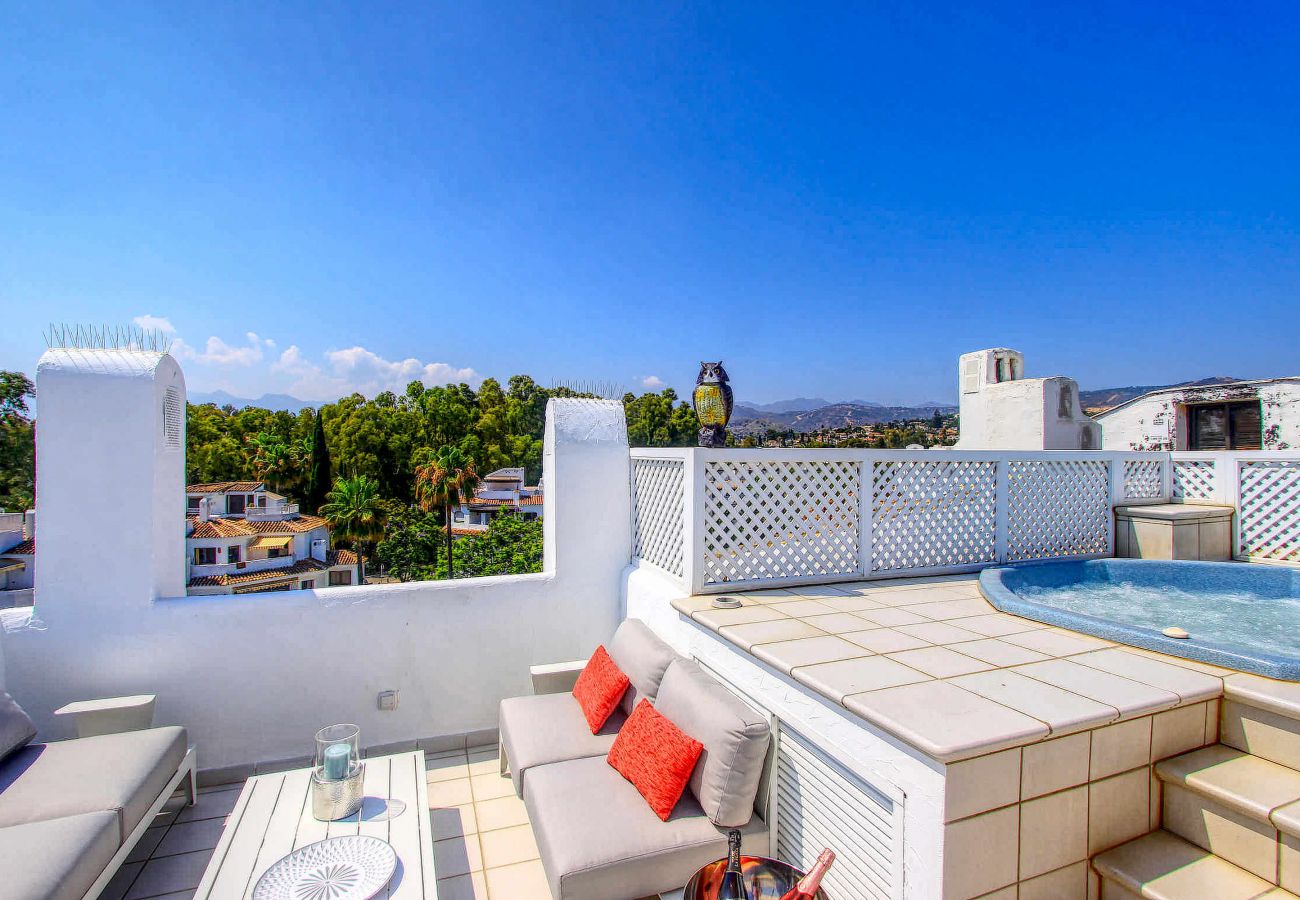 Ferienwohnung in Marbella - Luxuriöses Familien-Penthouse mit Whirlpool auf der Dachterrasse