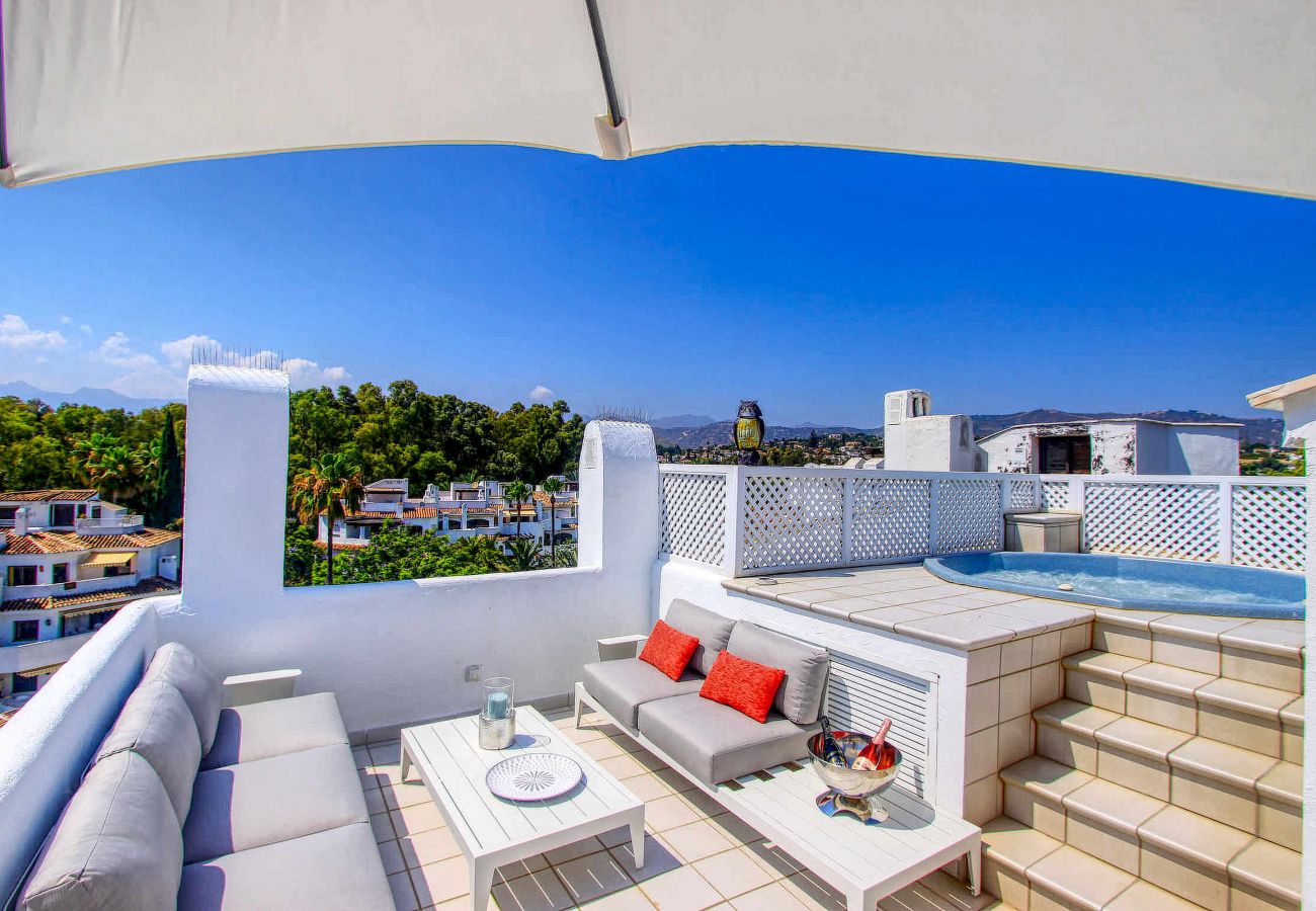 Ferienwohnung in Marbella - Luxuriöses Familien-Penthouse mit Whirlpool auf der Dachterrasse