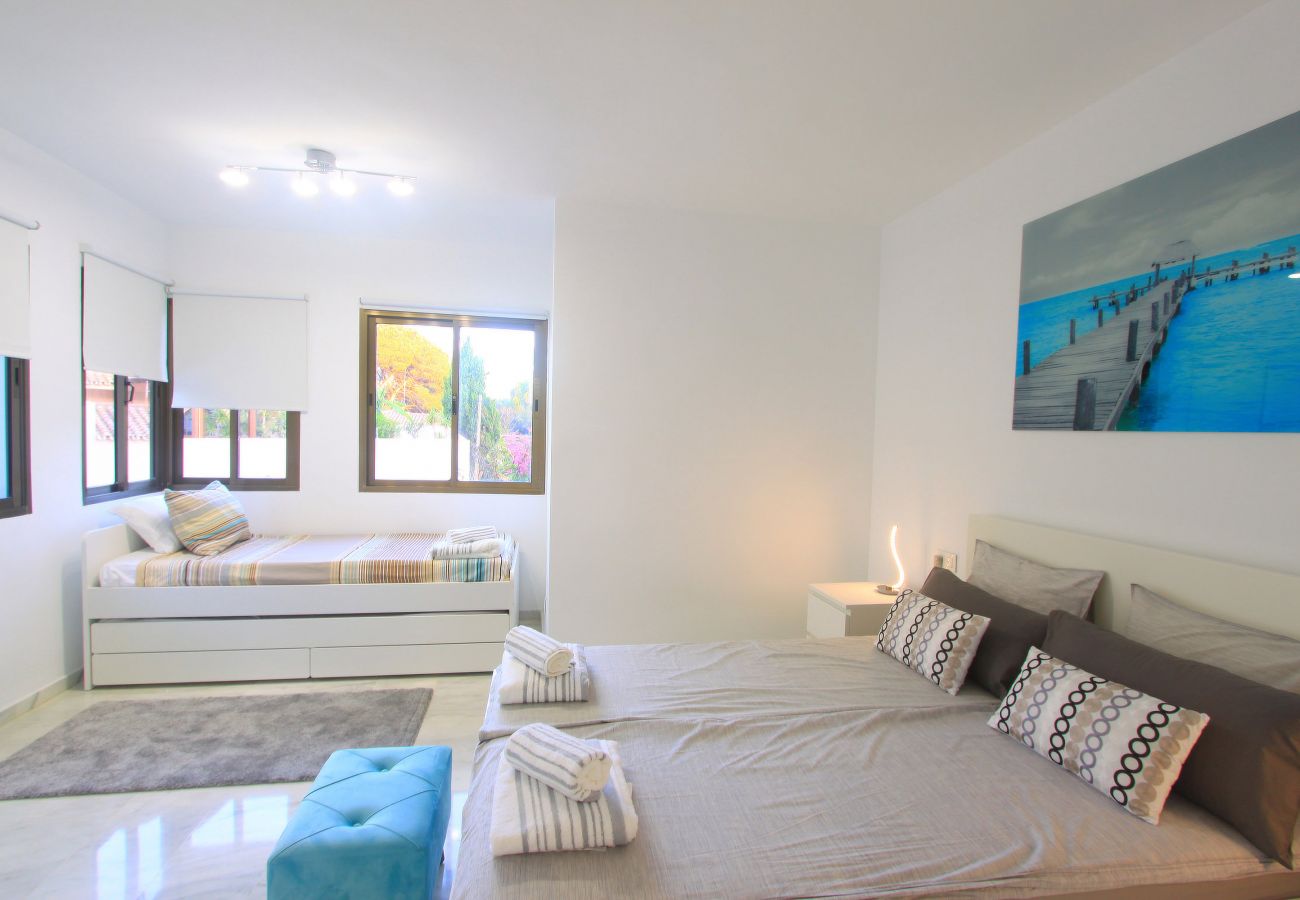 Ferienwohnung in Marbella - Luxuriöses Familien-Penthouse mit Whirlpool auf der Dachterrasse