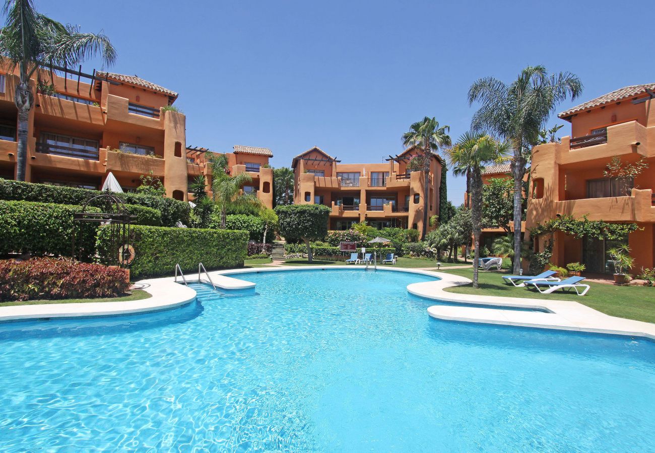 Ferienwohnung in Estepona - Entspannendes Apartment in Bel Air mit Blick auf Pool und Garten