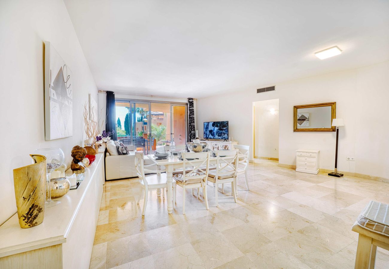 Ferienwohnung in Estepona - Entspannendes Apartment in Bel Air mit Blick auf Pool und Garten