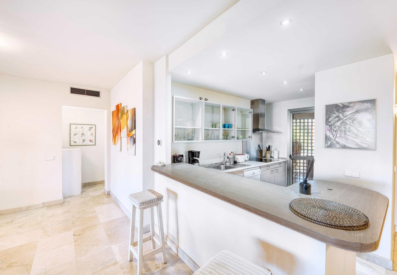 Ferienwohnung in Estepona - Entspannendes Apartment in Bel Air mit Blick auf Pool und Garten