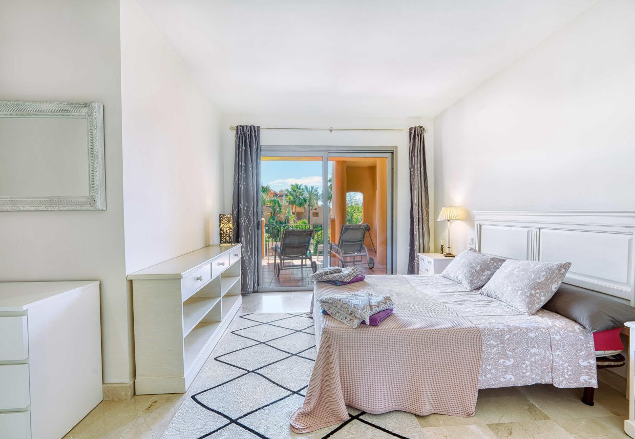 Ferienwohnung in Estepona - Entspannendes Apartment in Bel Air mit Blick auf Pool und Garten