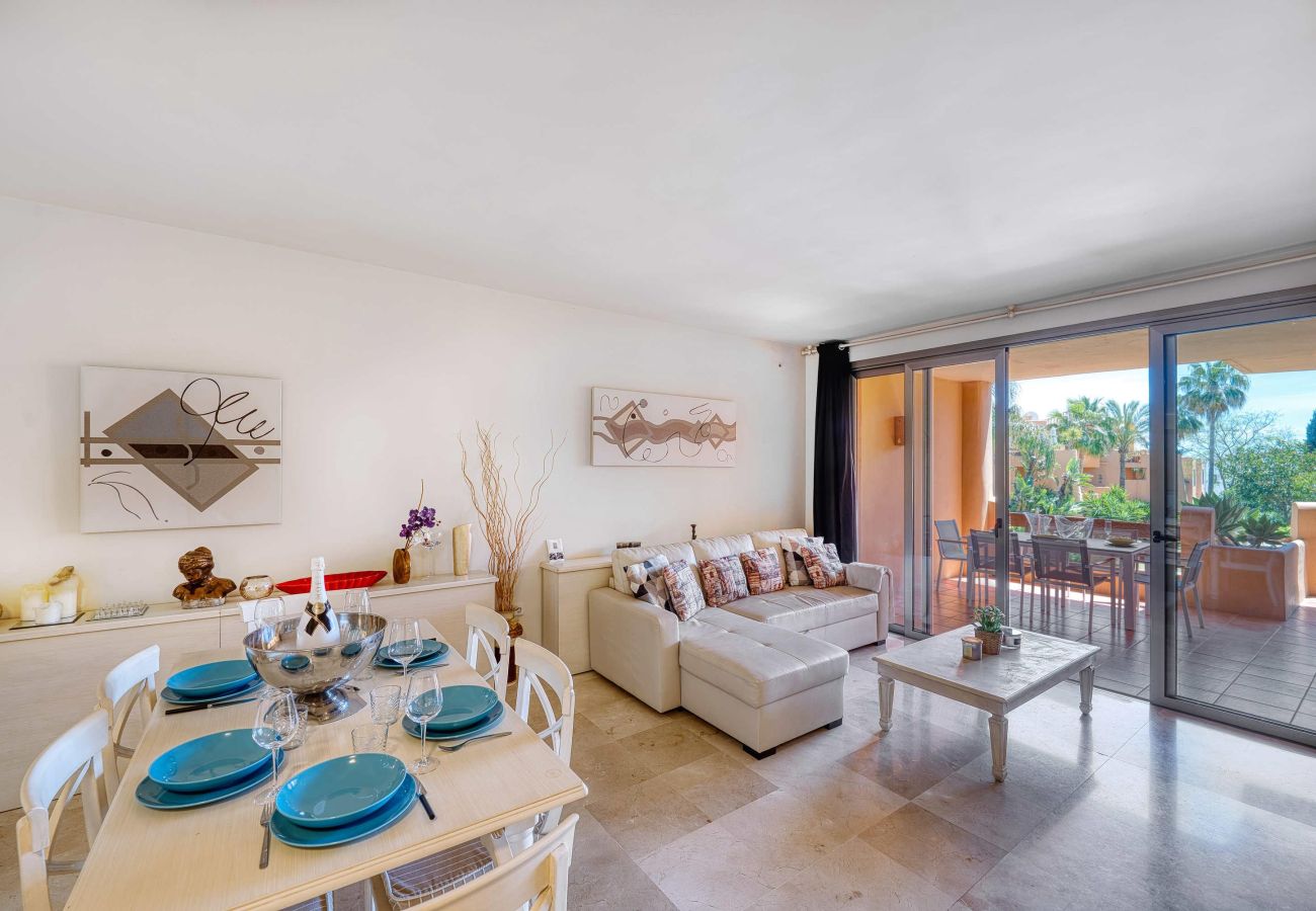 Ferienwohnung in Estepona - Entspannendes Apartment in Bel Air mit Blick auf Pool und Garten