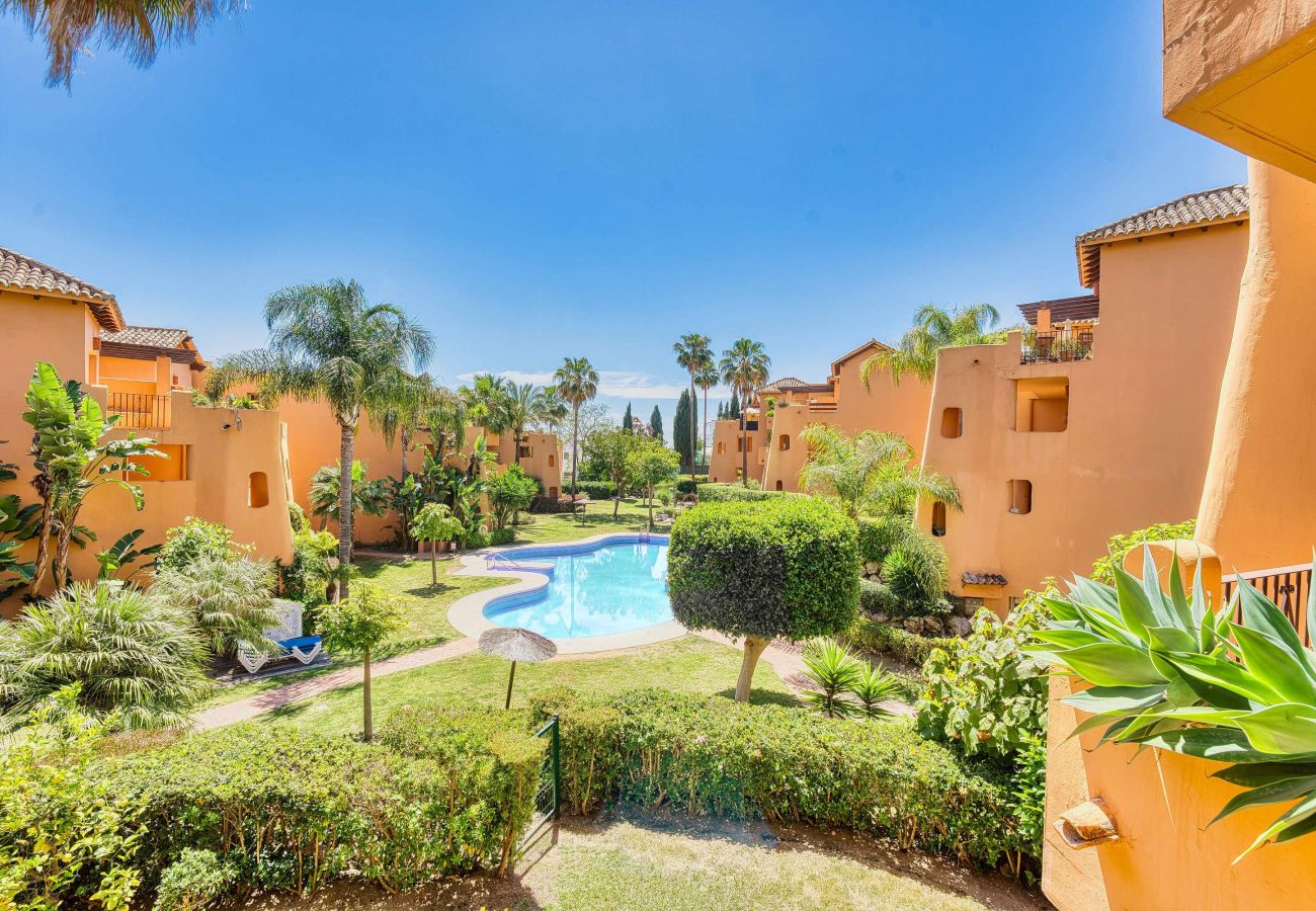 Ferienwohnung in Estepona - Entspannendes Apartment in Bel Air mit Blick auf Pool und Garten