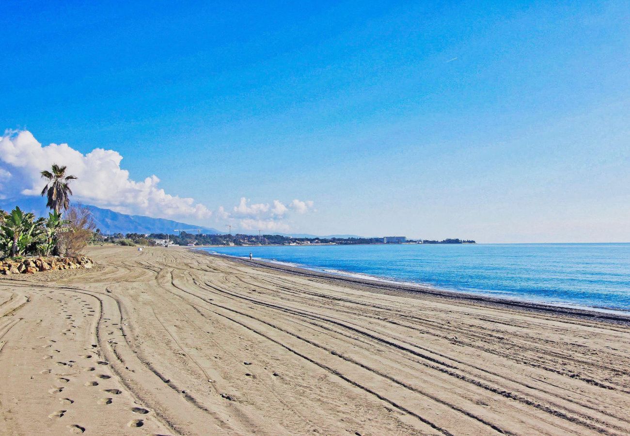 Ferienwohnung in Estepona - Entspannendes Apartment in Bel Air mit Blick auf Pool und Garten