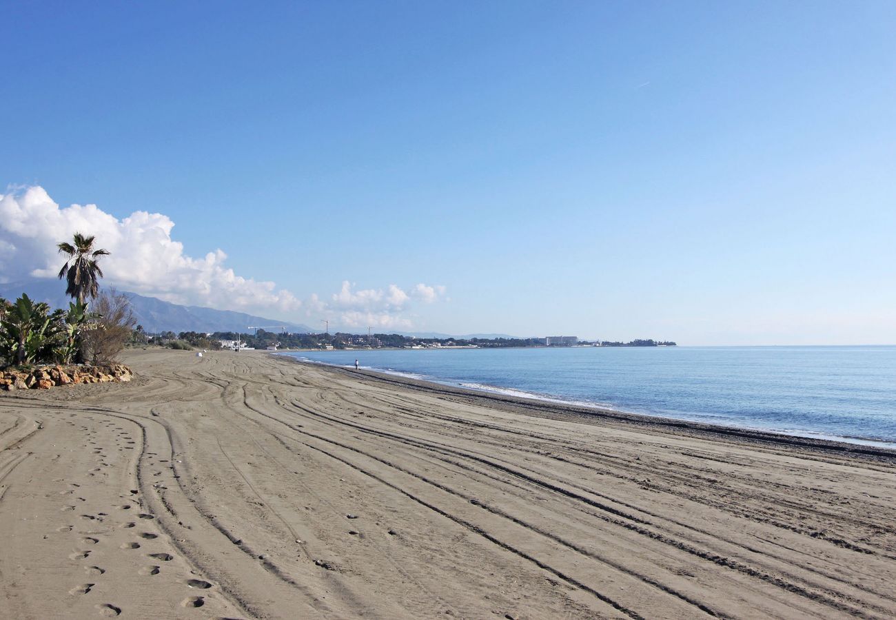 Ferienwohnung in Estepona - Elegantes Apartment mit Terrasse am Strand