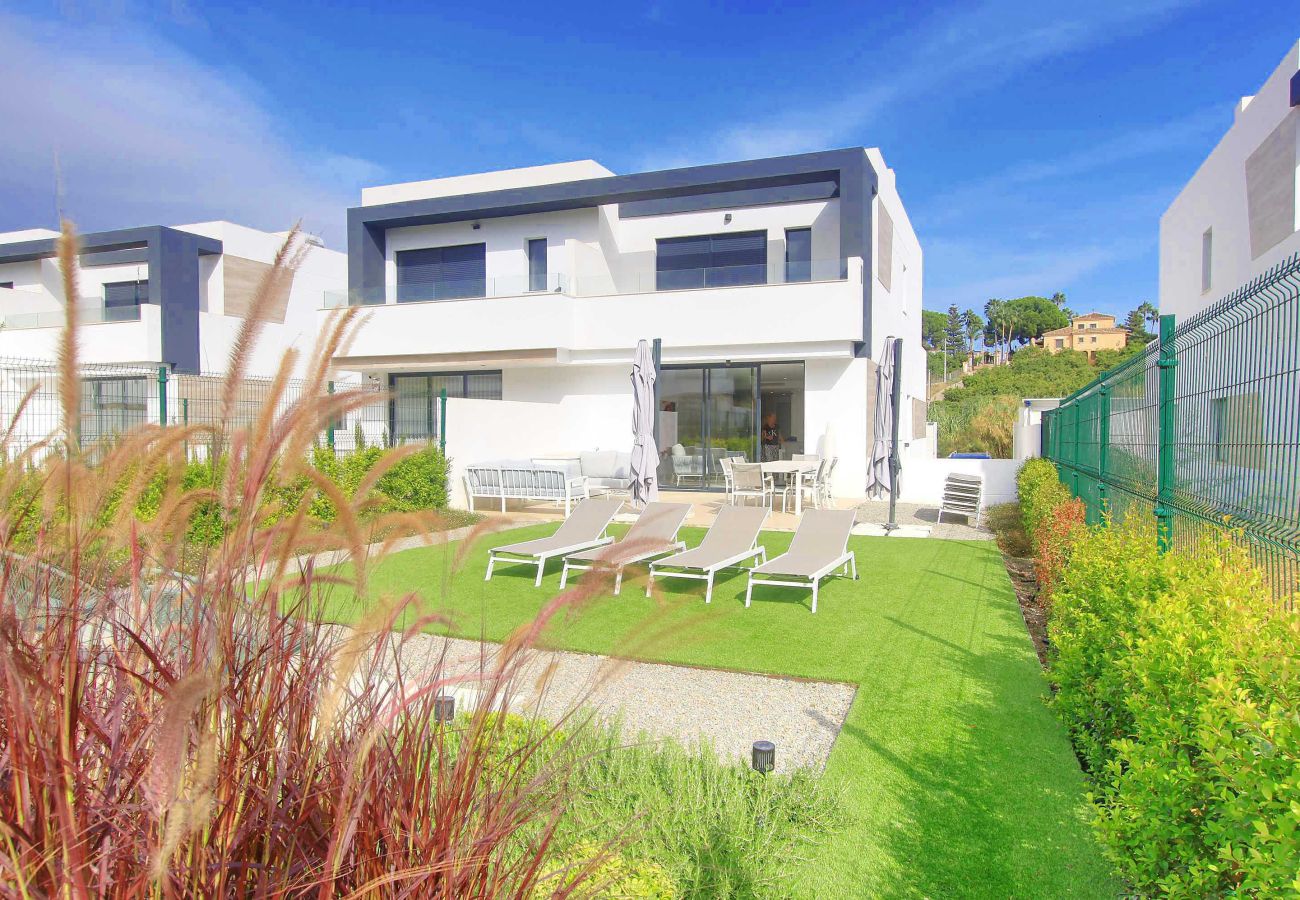 Ferienhaus in Estepona - Moderne Luxusvilla mit Pool und Garten