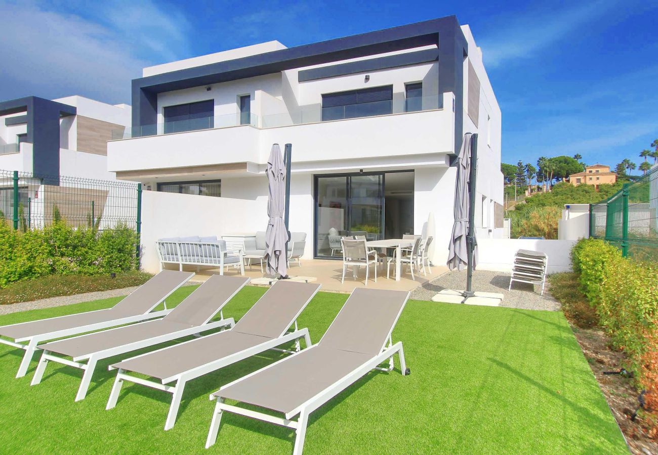 Ferienhaus in Estepona - Moderne Luxusvilla mit Pool und Garten