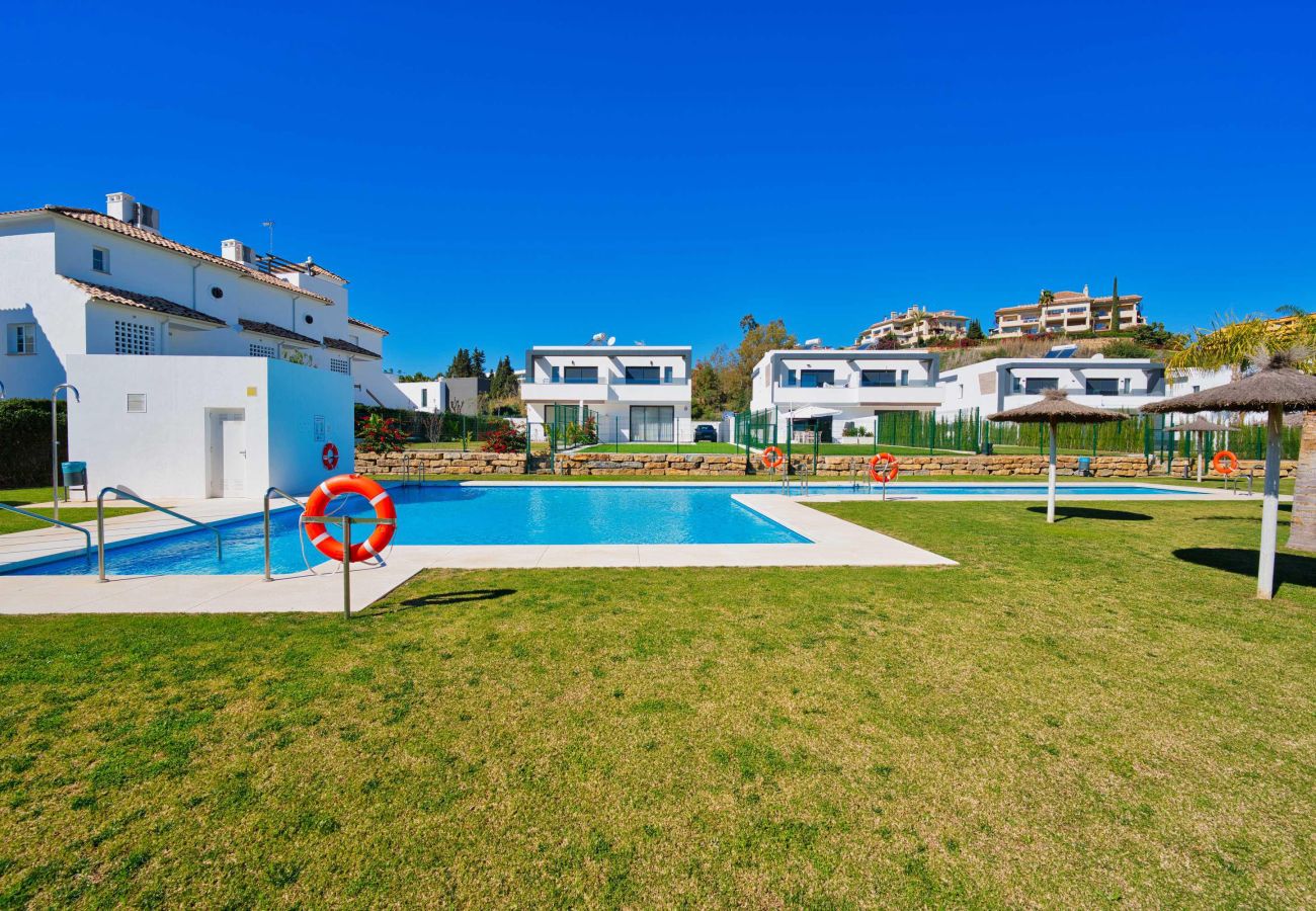 Ferienhaus in Estepona - Moderne Luxusvilla mit Pool und Garten