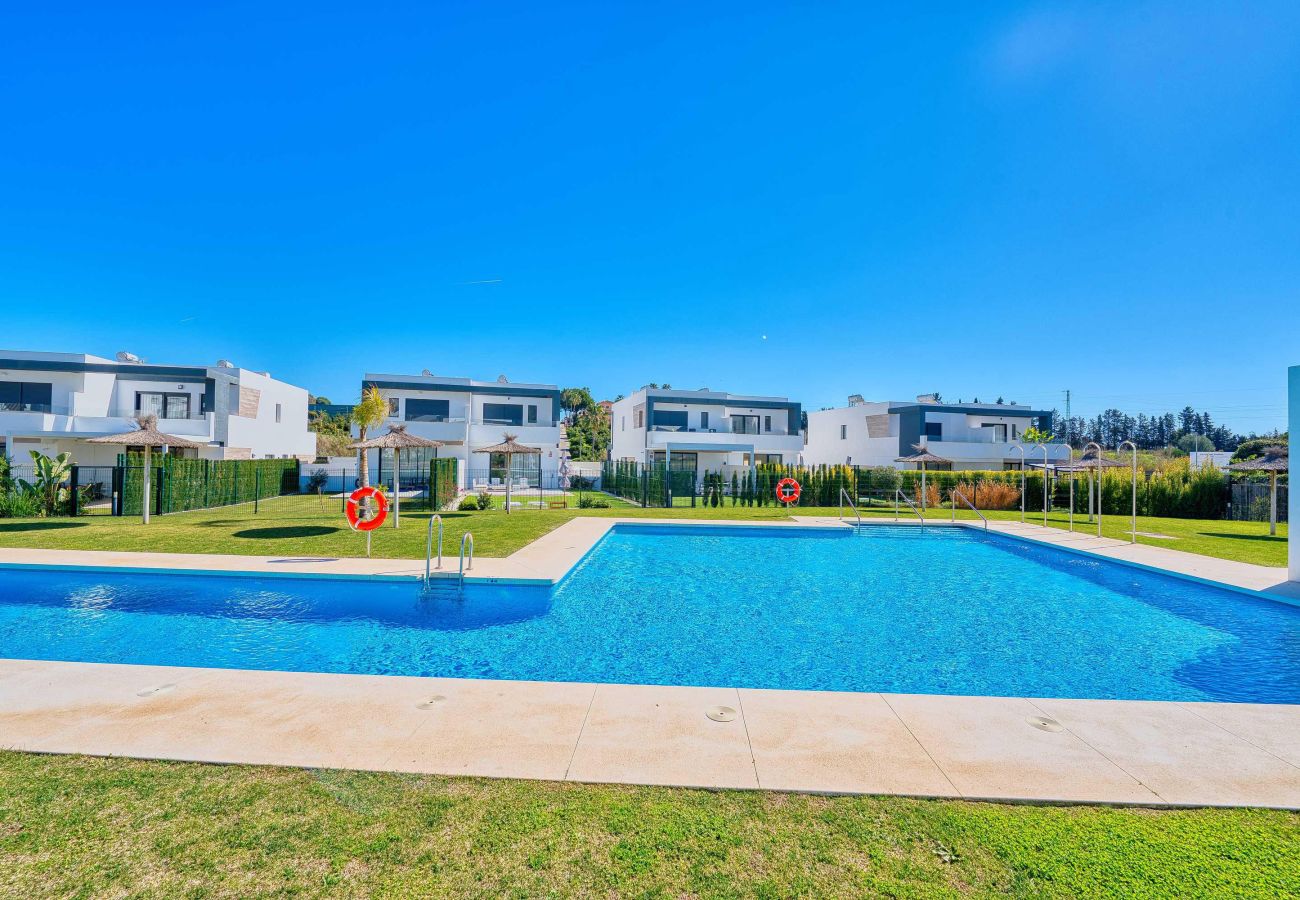 Ferienhaus in Estepona - Moderne Luxusvilla mit Pool und Garten