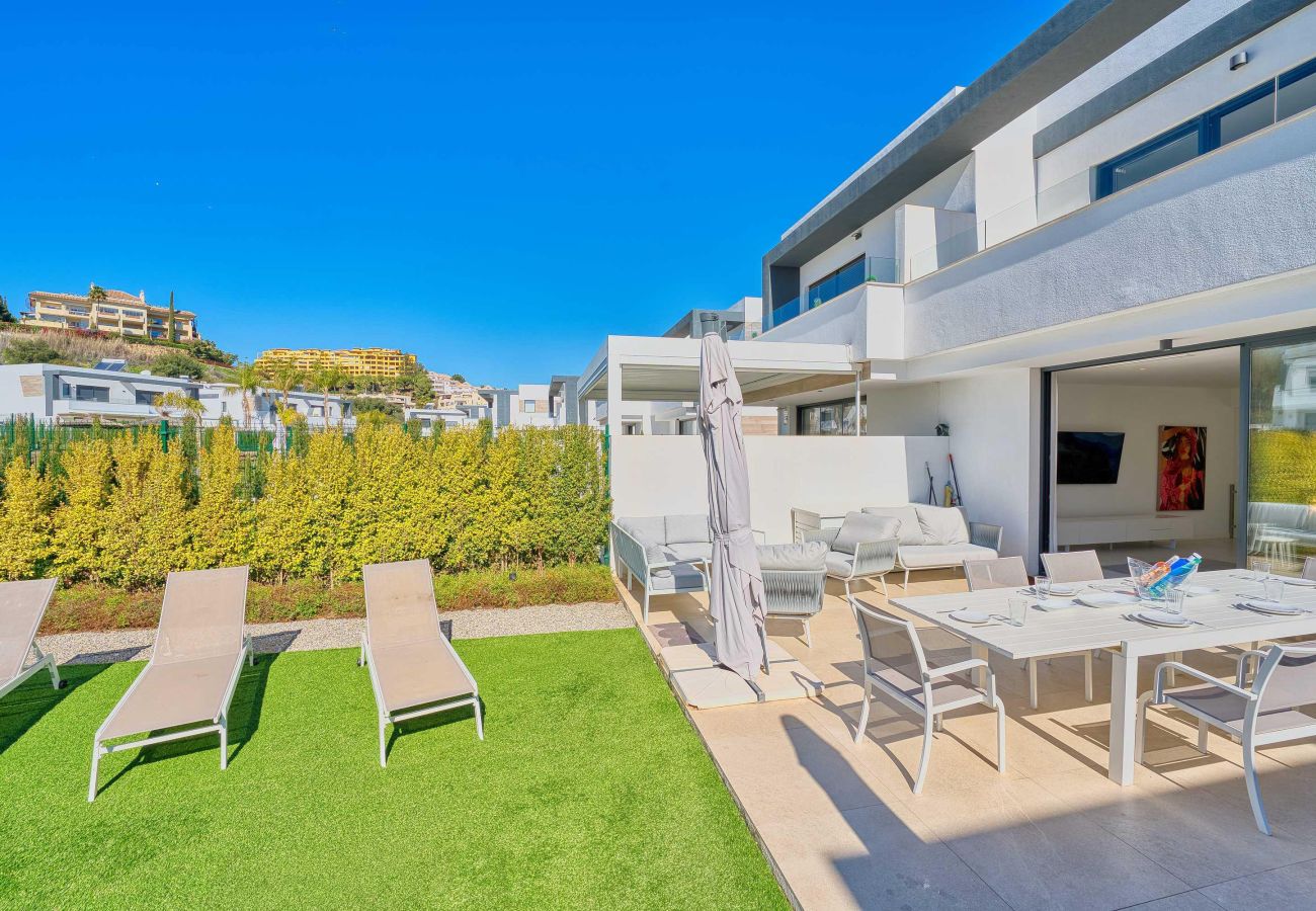 Ferienhaus in Estepona - Moderne Luxusvilla mit Pool und Garten