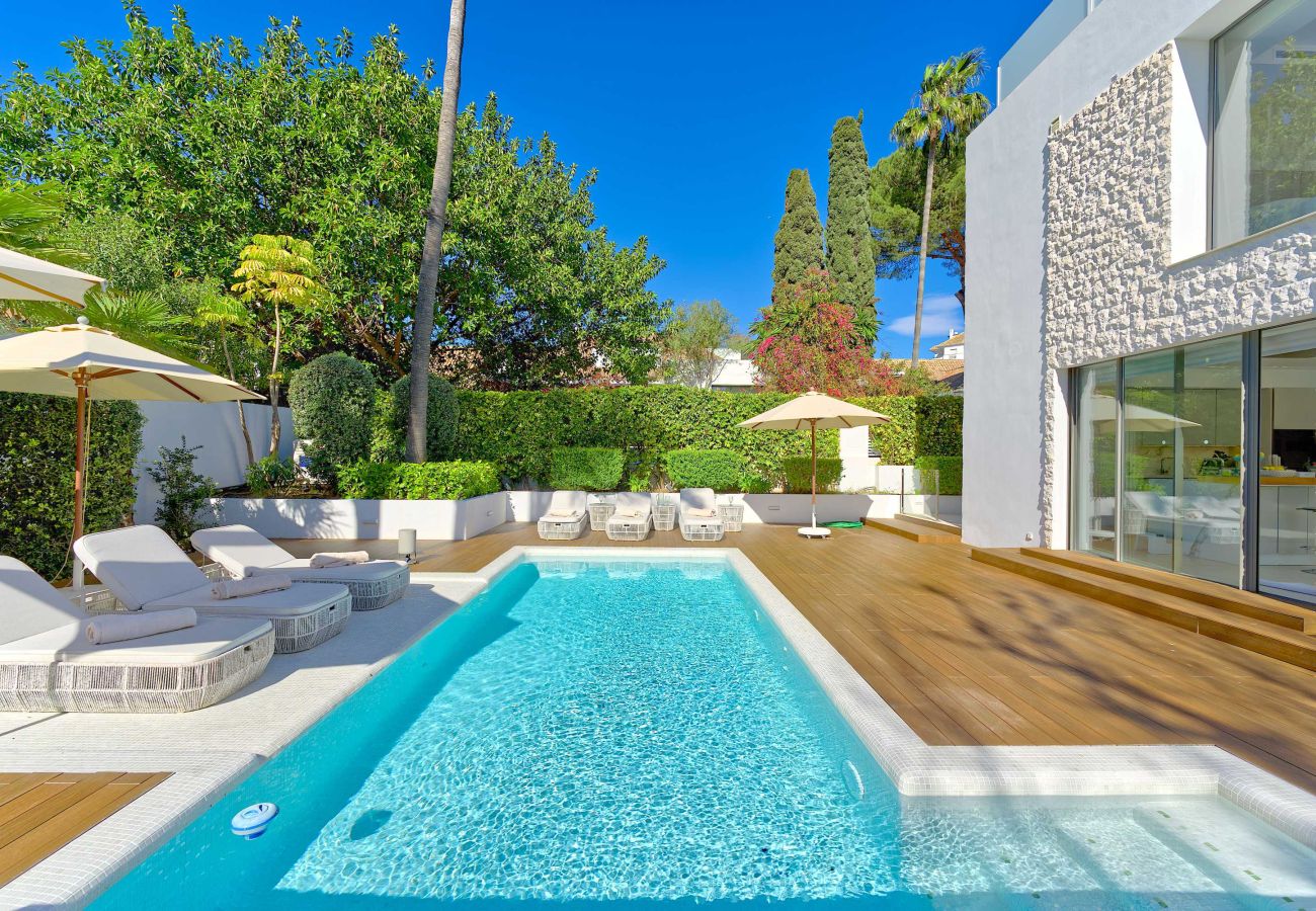 Villa in Marbella -  Luxusvilla mit beheiztem Pool in Puerto Banús