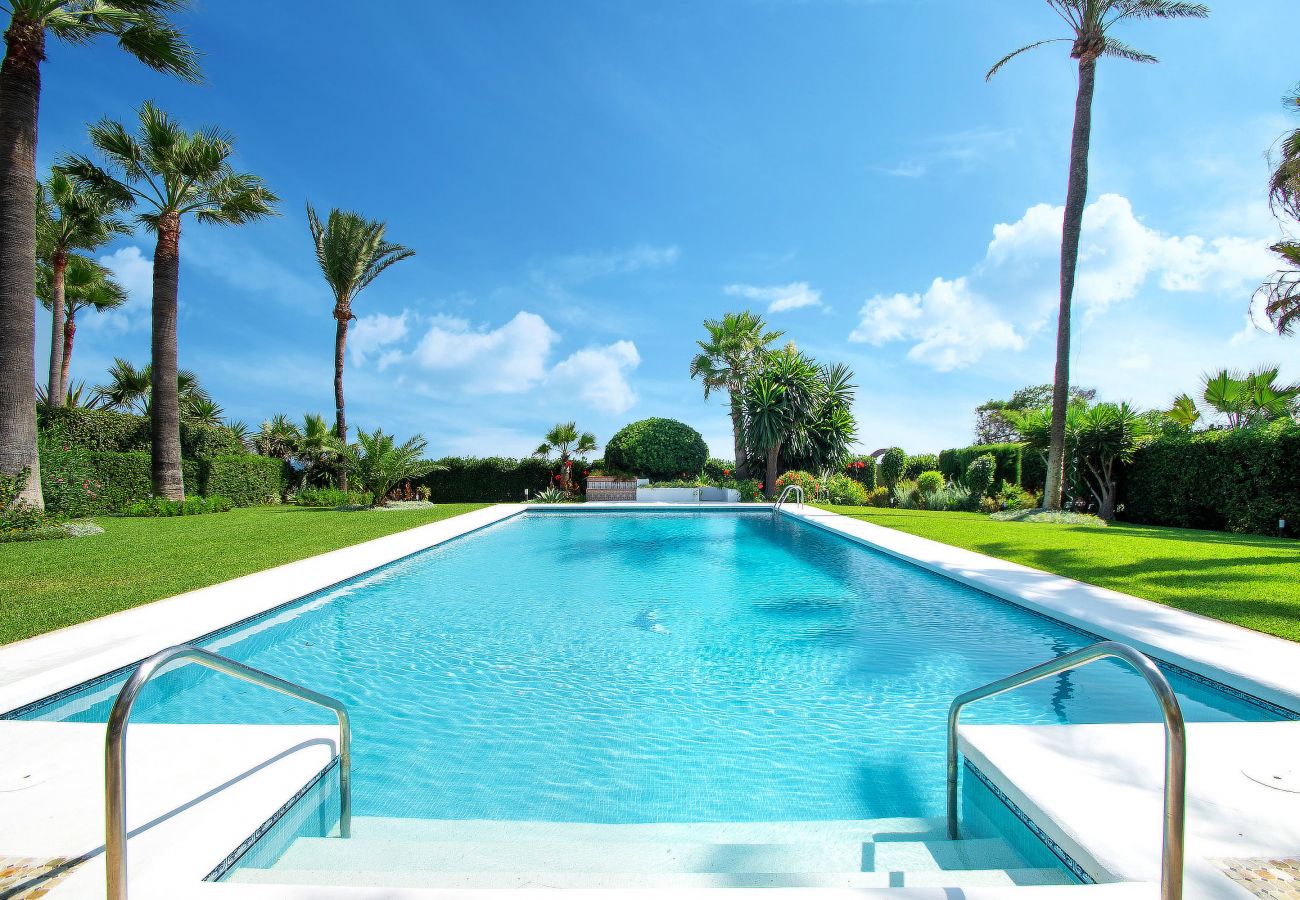 Villa in Estepona - Strandnahes El Paraiso Refugium mit Privatem Pool & BBQ