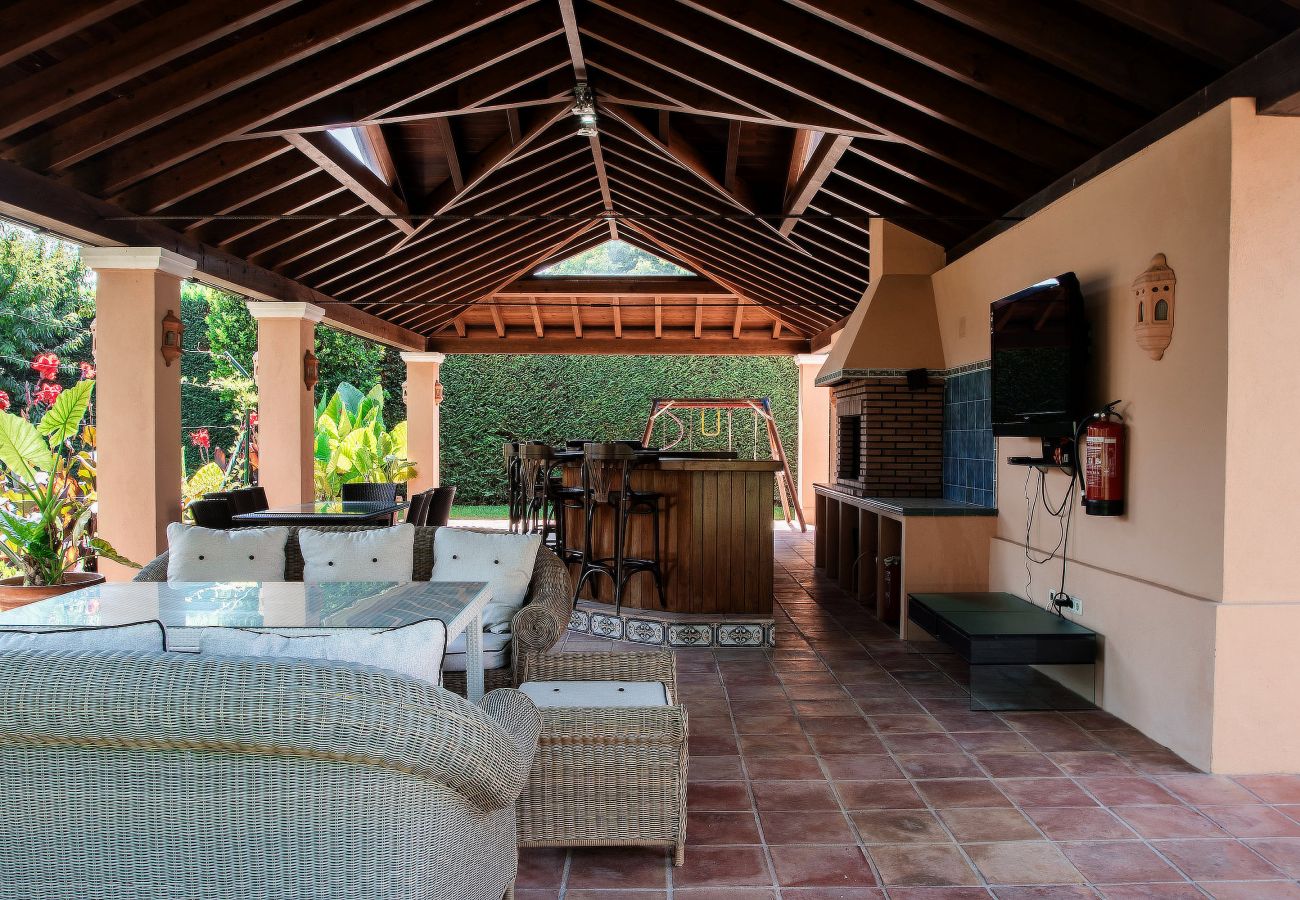 Villa in Estepona - Strandnahes El Paraiso Refugium mit Privatem Pool & BBQ