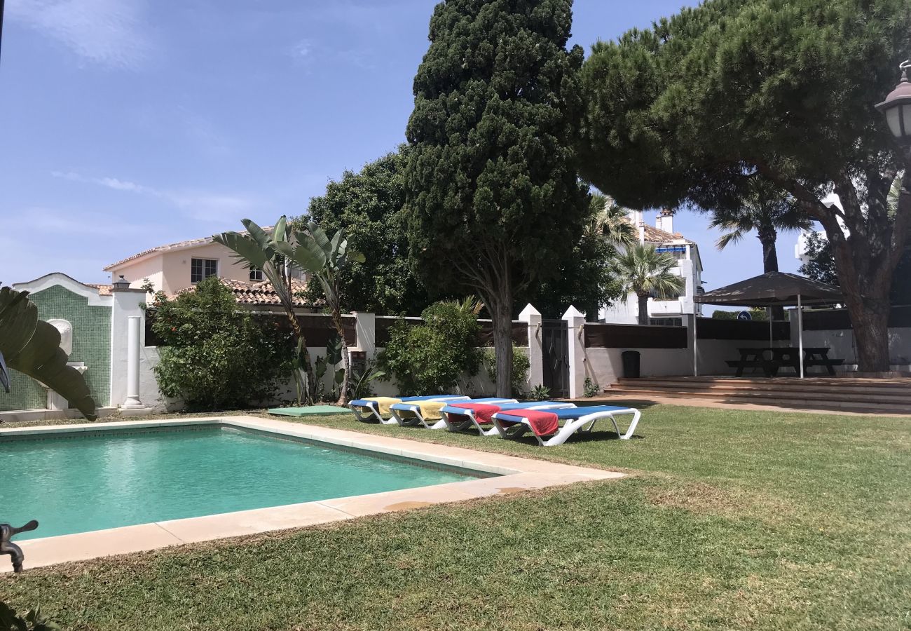 Villa en Marbella - 8381