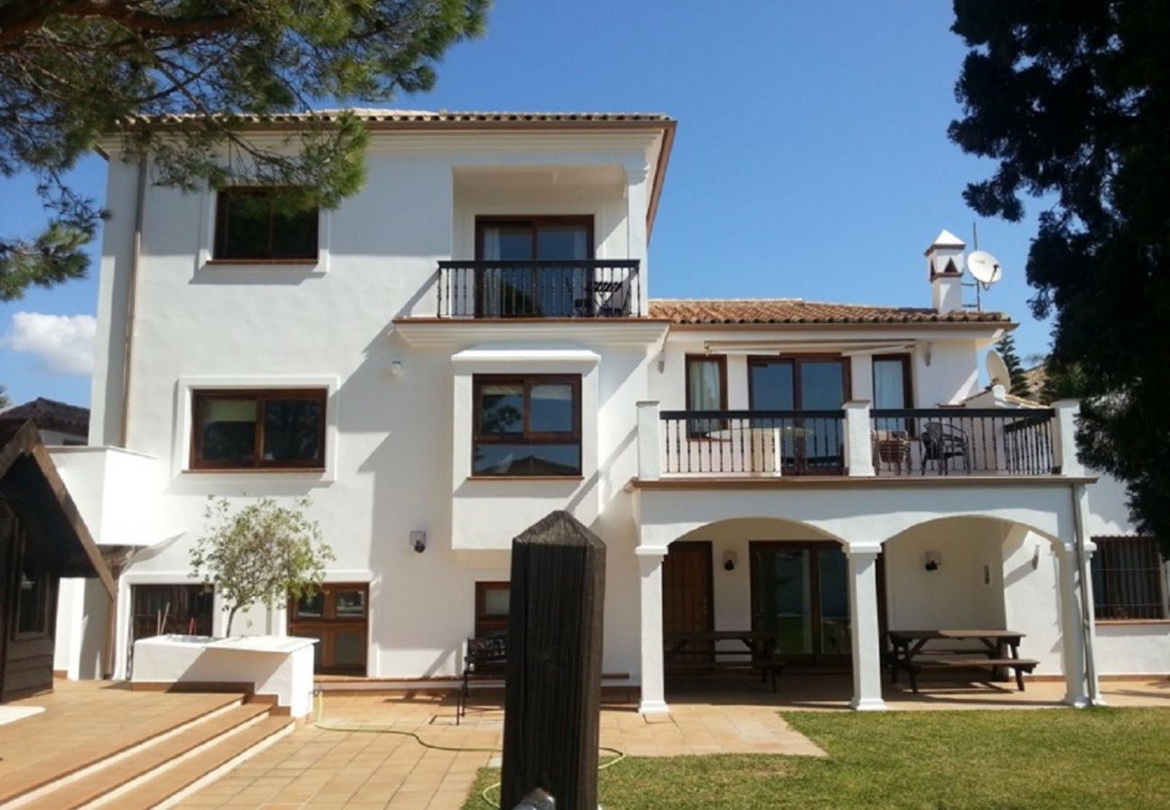 Villa en Marbella - 8381