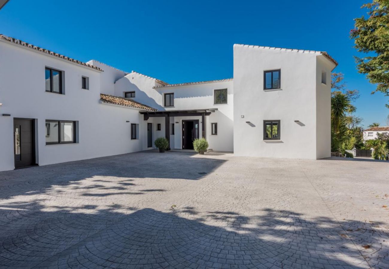 Villa en Marbella - 19999- ¡Villa lujosa y modernizada con piscina infinita!