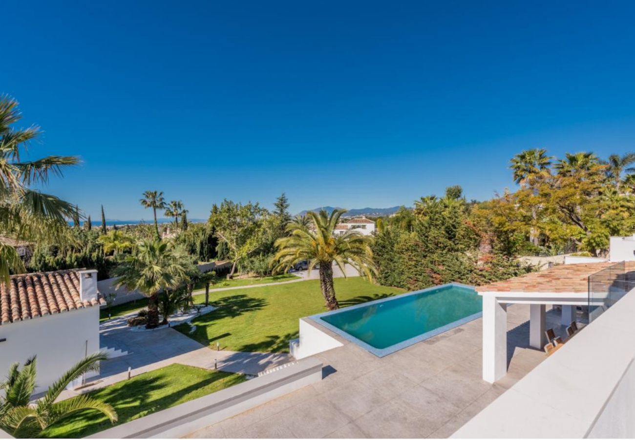 Villa en Marbella - 19999- ¡Villa lujosa y modernizada con piscina infinita!