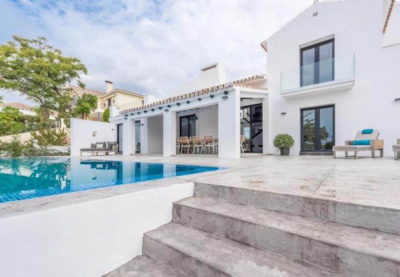 Villa en Marbella - 19999- ¡Villa lujosa y modernizada con piscina infinita!