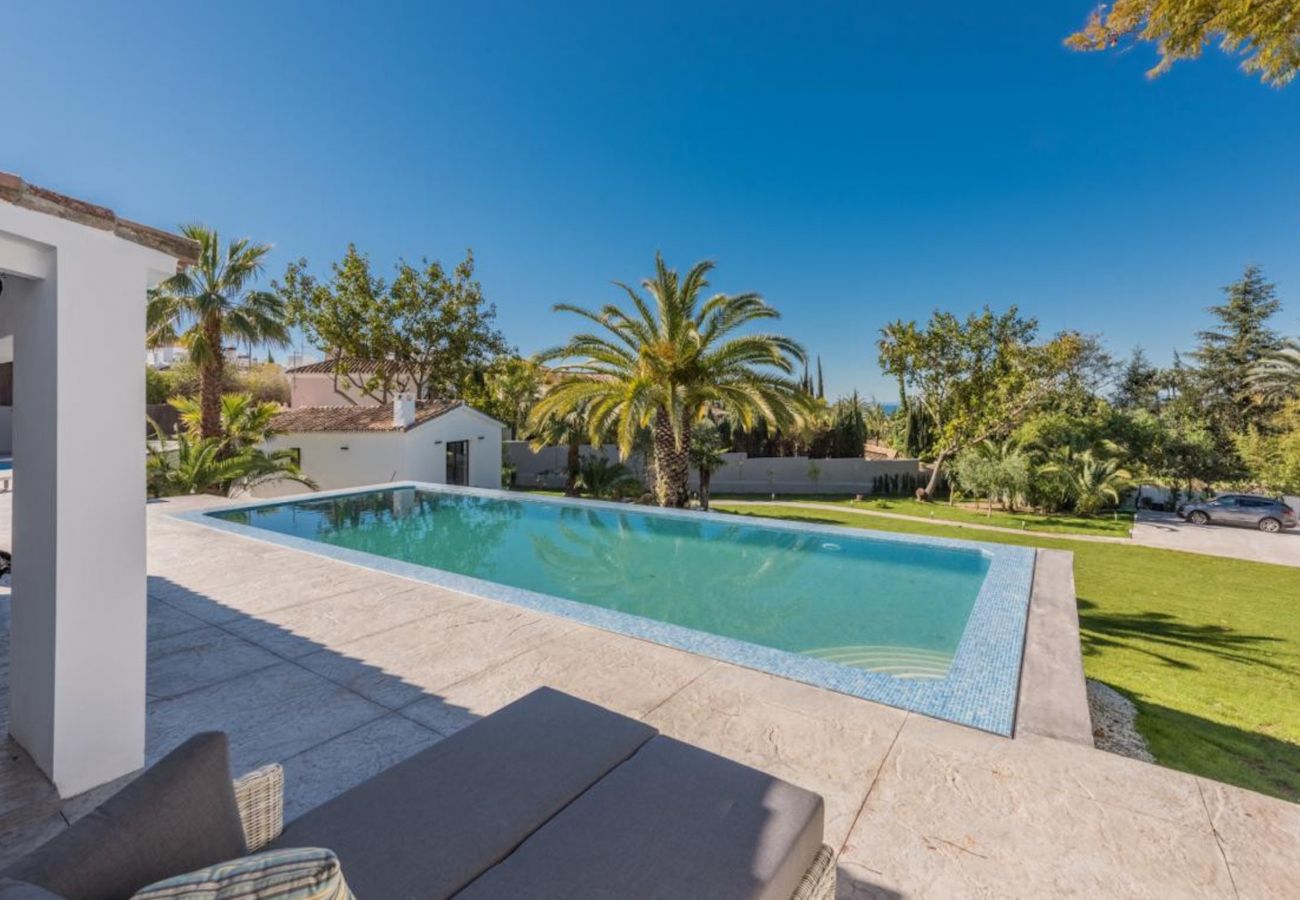 Villa en Marbella - 19999- ¡Villa lujosa y modernizada con piscina infinita!